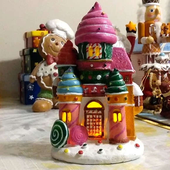 Toyland Sweet Candies Light Up Colourful Castle House 8"x4" - Picture 3 of 9